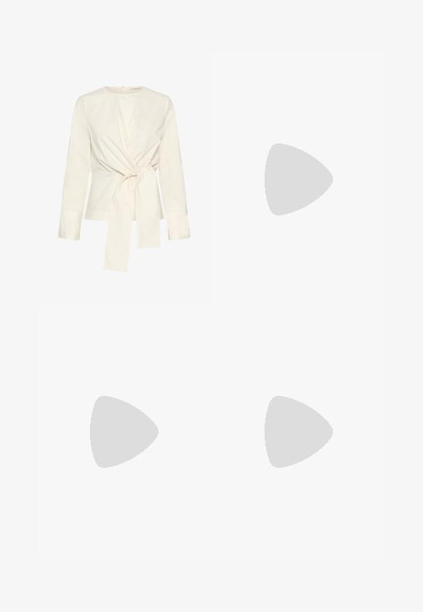 Blusa blanca de manga larga con diseño de nudo frontal y acento atado, hecha de tela suave, con cuello redondo y cierre de botones.; Pantalones de mezclilla de color azul claro con diseño de pierna recta, cinco bolsillos y cierre frontal con botón y cremallera. Textura suave, estilo casual.; Bailarinas de color rosa pálido con tiras traseras y punta puntiaguda, fabricadas con un material similar al cuero suave. Presentan detalles recortados en los laterales y un tacón plano.; Bolso bandolera de cuero marrón con forma curvada, herrajes dorados y un acento de hebilla. Incluye una correa de hombro desmontable.