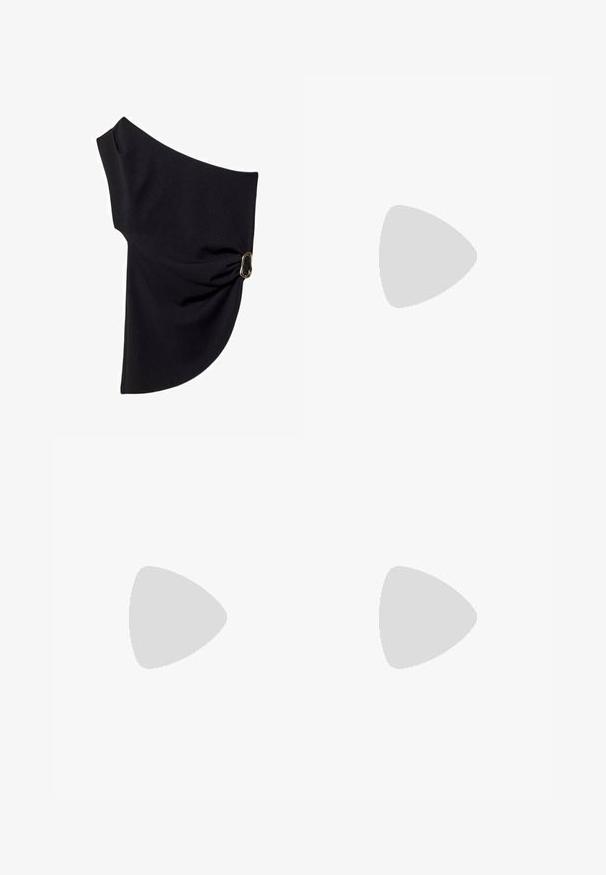 Asymmetrisk sort top lavet af glat stof med en samlet design og en hardware accent i guldfarve på den ene side.; GAP Petite HERITAGE - Træningsbukser - ruby wine; Beige sneakers med maroon striber, tekstureret overdel og gummigummisål, parret med ribbede hvide sokker med sorte striber.; Bordeaux læderhåndtaske med et blødt, samlet design og en rund form. Håndtaget er sikret og viser en glat tekstur.