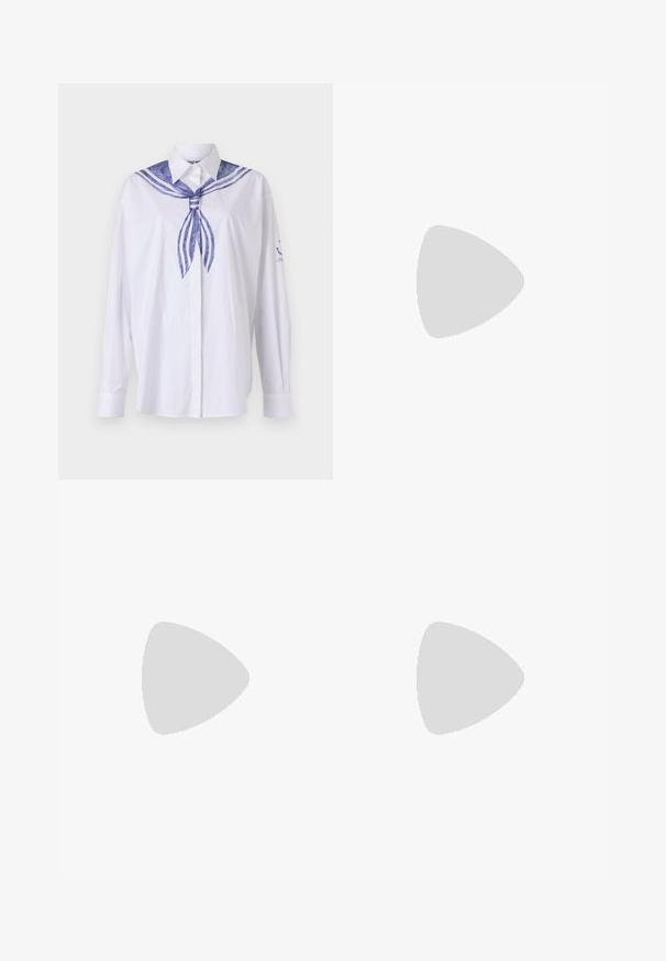 MOSCHINO OLIVIA - Cămașă - fantasia bianco; Fustă gri cu un material texturat, pliuri laterale și două accente cu catarame pentru ajustare. Formă clasică drept, design până la genunchi.; Balerini din piele neagră, cu vârf rotund, textură netedă, detalii de cusătură minimale și un design al tălpii flexibil.; MOSCHINO HANDLE ME - Geantă de mână - azzurro