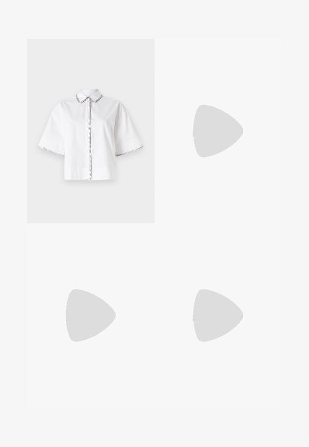 Camicetta bianca a maniche corte in cotone, con colletto classico e accenti di cucitura nera lungo il colletto e i polsini.; Pantaloni bianchi a palazzo in denim, con cuciture arancioni a contrasto, pince frontali e un classico design a cinque tasche.; Tacco slingback a punta affusolata in un materiale tan liscio e lucido. Presenta un design con ritaglio curvo e un sottile tacco a stiletto. Dettaglio con fibbia argentata.; Borsa a tracolla in pelle marrone con forma curvata, hardware dorato e un dettaglio con fibbia. Presenta una tracolla rimovibile.