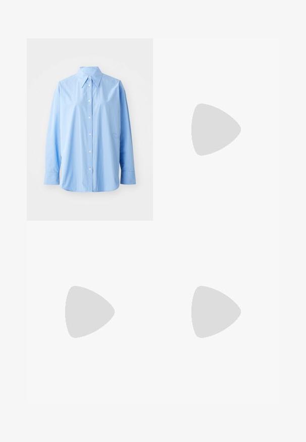 Camicia azzurra chiara in cotone. Presenta un colletto classico, maniche lunghe e un delicato ricamo sul lato sinistro.; Pantaloni neri a gamba larga con un design stratificato e un fiocco laterale. Realizzati in un tessuto morbido e liscio, presentano un taglio semplice e pulito.; Infradito neri con suola in gomma testurizzata, due cinghie sottili e un sottile dettaglio del logo impresso sulla cinghia.; Occhiali in tartaruga con lenti ovali e una finitura liscia e elegante. Presentano aste sottili con una leggera curva alle tempie. Lenti trasparenti.