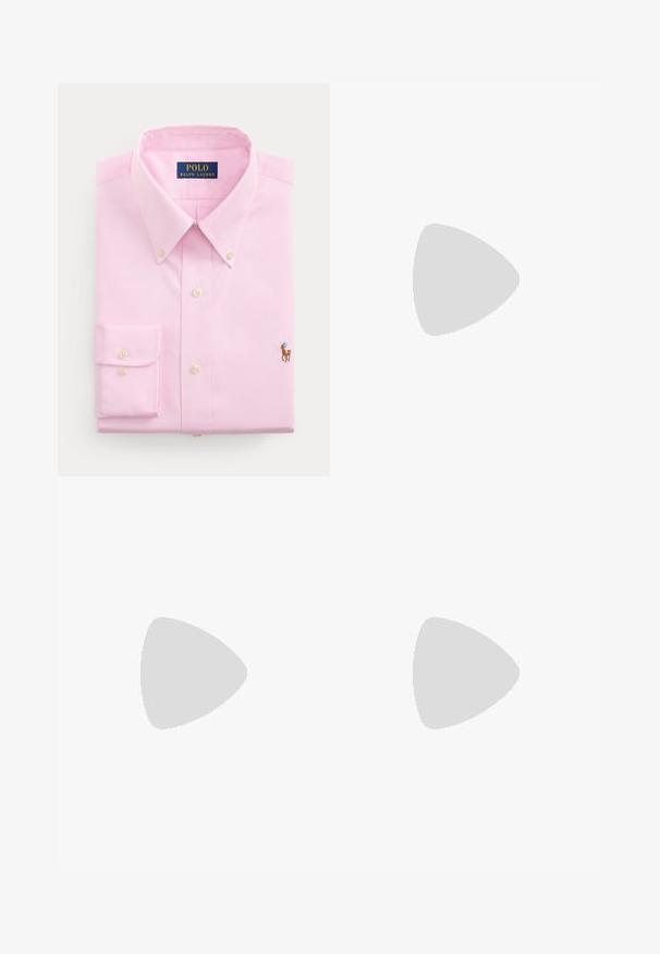 Svetlo roza srajca z dolgimi rokavi in gumbi, s koničastim ovratnikom, bisernimi gumbi ter majhnim izvezenim logotipom igralca polo na prsih.; Jeans z visokim pasom in ravnimi nogavicami v zbledeli sivi denimu, opremljeni s petimi žepi, zapiranjem na gumb in subtilnim zbledenjem na tkanini.; Črne usnjene loafer čevlje z gladko teksturo, zaobljenim nosom in dekorativnim trakom čez zgornji del. Nizka zložena peta, minimalističen dizajn.; Biserka iz biserov s srebrnim zaponko. Ima okrogle bele bisere in dekorativno središče, okrašeno s kamenčki.