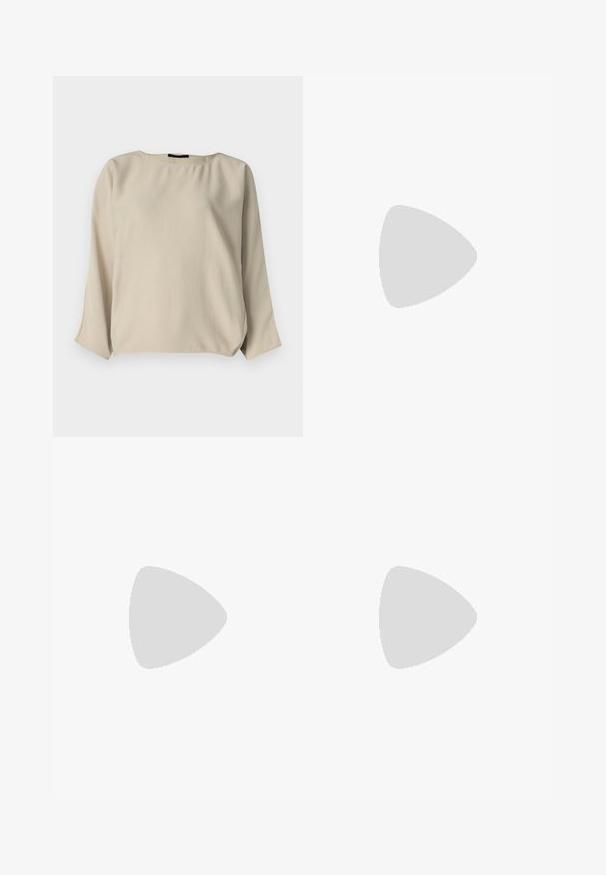 Lys beige langermet bluse med rund hals, avslappet passform og lett samlet side-detaljering. Glatt stoff med myk tekstur.; Høyt livde vide benjeans i lysegrå denim, med slitte detaljer og rå kant. To frontlommer og knappelukking.; Brune, krokodilleskinn-embossed slingback pumpe med spiss tå, åpne sider og en tynn høy hæl. Designet med en spennejustering.; Svart paljettmini-veske med en knyttet teksturert stropp og sølvkjede. Rund form med samlet topp og reflekterende detaljer.