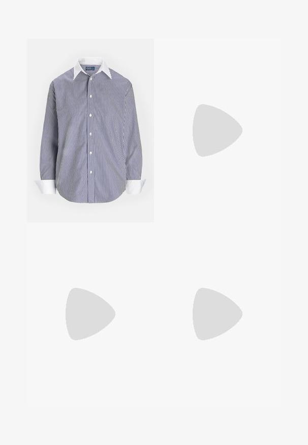 Sininen ja valkoinen raidallinen nappipaita klassisella kauluksella, pitkät hihat ja valkoiset hihat; puuvillakangasta, jonka pinta on sileä.; Valkoiset denim-cullotet, joissa on rento istuvuus, kaksi etutaskua ja napitus. Kestävä materiaali ja ommellut saumat.; Vaaleansiniset mokkasiinit, joissa on valkoiset nahkastripit, ruskea teksturoitu pohja ja kultainen logotiedote. Matala malli, jossa on pyöreä kärki.; Pyöreät aurinkolasit, joissa on metalliset kultakehykset ja tummanvihreät linssit. Kärjissä on kilpikonnakuosiset yksityiskohdat lisätyylinä.; Musta tekonahkalaukku, jossa on tikattu pinta, kaareva muoto, hopeinen ketjuolkaintai ja pieni logovariointi etupuolella.