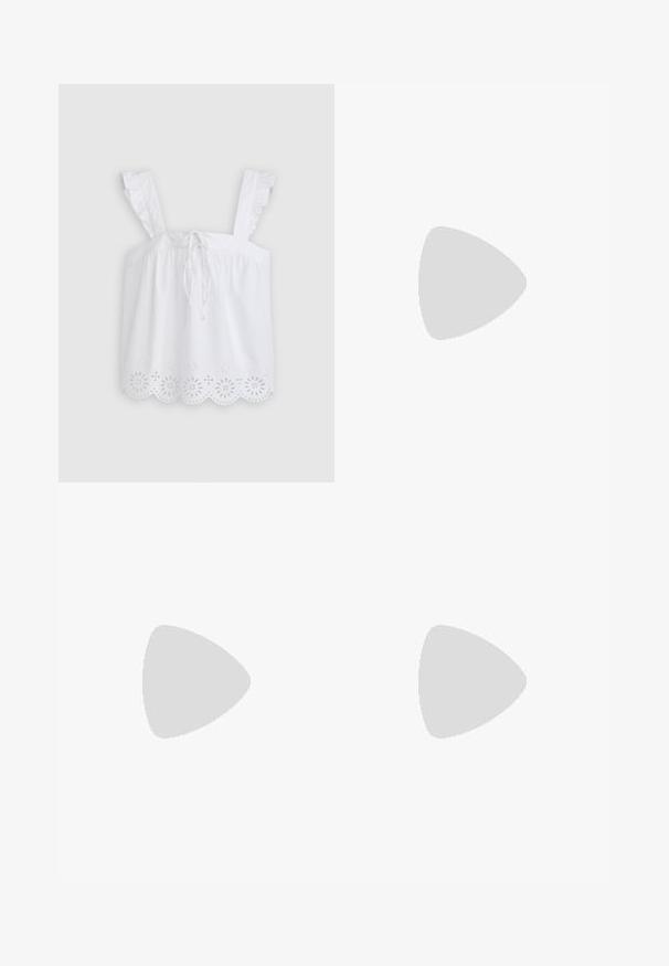 Top sans manches blanc avec des bretelles volantes, un devant à cordon de serrage et de la broderie florale en œillets le long de l'ourlet. Tissu en coton léger.; Shorts en denim bleu clair, comportant cinq poches, un zip et un bouton de fermeture. L'ourlet est effiloché, avec une coupe décontractée.; Baskets de sport noires avec tissu en maille et tissu texturé, présentant un design épuré, une semelle moulée et des accents de logo ton sur ton. Fermeture à lacets.; Sac à main en cuir noir avec une forme courbée, bandoulière amovible et des accessoires en or. Le sac est doté d'un rabat avec un détail de boucle.