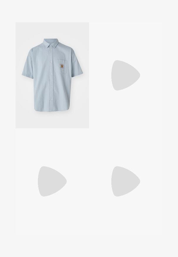 Tricou din bumbac de culoare albastru deschis, cu guler rotund, mâneci scurte și un grafic imprimat în roz care prezintă o persoană ținând o găleată.; Cămașă din bumbac cu mânecă scurtă, de culoare albastru deschis, cu un model texturat, un singur buzunar pe piept și un patch pătrat cu logo-ul Carhartt pe buzunar.; Pantaloni negri cu croială largă din material denim, cu buzunare frontale mari, croială dreaptă și cusături în contrast. Prezintă un sistem de închidere cu un buton metalic.; Tenisii Nike Shox gri și argintii au un design elegant, cu materiale din plasă și sintetice, vârf rotunjit și guler căptușit.