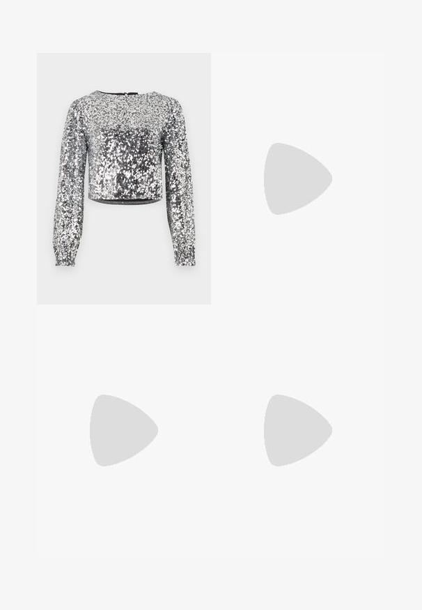 Zilveren pailletten cropped top met lange mouwen, ronde halslijn en een ritssluiting aan de achterkant. Soepele textuur met een glanzende reflecterende afwerking.; Zwarte wijde broek gemaakt van gladde stof, met gouden knoopaccenten bij de tailleband en een schoon, minimalistisch ontwerp.; Zwarte enkellaarsjes van soepel leer, met een zijrits, chunky[getextureerde] hak en een ronde neus.; Zwarte leren handtas met een gladde textuur, rechthoekige vorm en twee lange handvaten. Geen zichtbare hardware of versieringen.