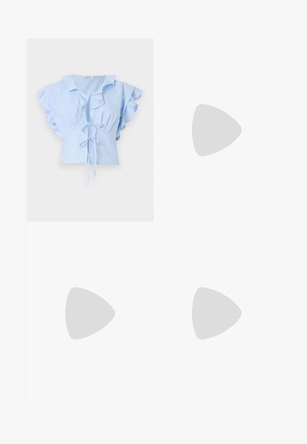sandro Pusero - bleu ciel; Farkut, joissa on korkea vyötärö ja leveät lahkeet, klassinen sininen pesu, näkyvät ompeleet ja metalliset varusteet etutaskussa.; Loafers lakkaa burgundy, joilla on ommeltu, pyöristetty kärki ja pieni koristeellinen hihna. Alhainen musta kumin korko. Sileä pinta.; Ruskea nahkalaukku, jossa on suorakulmainen muoto, irrotettava hihna ja hopeiset metalliosat. Laukussa on kaksi tagia kiinnitettynä kahvaan.