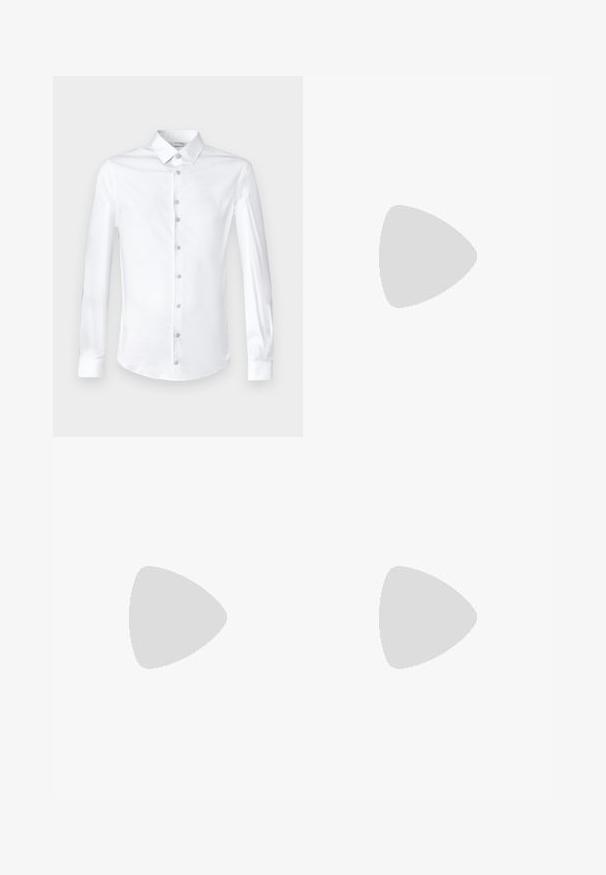 Cămașă albă cu mâneci lungi, confecționată din bumbac fin, având un guler clasic și un înainte cu nasturi asortați.; Pantaloni negri dintr-un material neted, cu un design drept, cu brâu pentru curea și două buzunare laterale. Aspect clasic fără embellishments.; Pavement JOSEPH - Pantofi slip-on - black; Ceas metalic argintiu cu un cadran albastru periat, marcaje albe pentru ore și o afișare a datei. Dispune de o curea metalică legată și logo-ul mărcii.; Colier din argint cu lănțișoare groase și un pandantiv circular central cu detalii intricate. Suprafață metalică netedă și reflexivă.