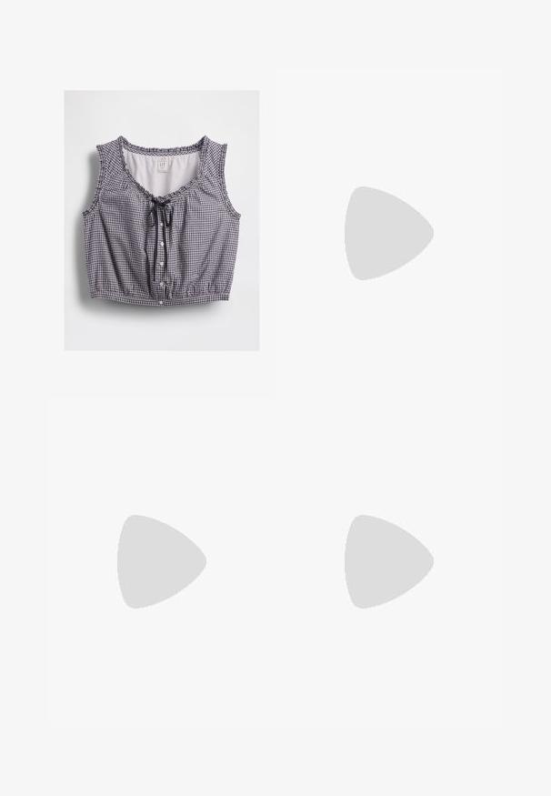 Top corto in bianco e nero a scacchi con scollatura arricciata, lacci regolabili, chiusura con bottoni e design senza maniche. Materiale in cotone.; Pantaloni corti bianchi in lino con un taglio sartoriale, pieghe frontali e una texture liscia. Il design include una vita a media altezza e tasche laterali.; Infradito in gomma nera con cinturino testurizzato e suola piatta semplice, mostrati di lato su uno sfondo chiaro e uniforme.; Borsa a spalla in paglia intrecciata con forma cilindrica, di colore beige chiaro, superficie strutturata e manici in ecopelle marrone.