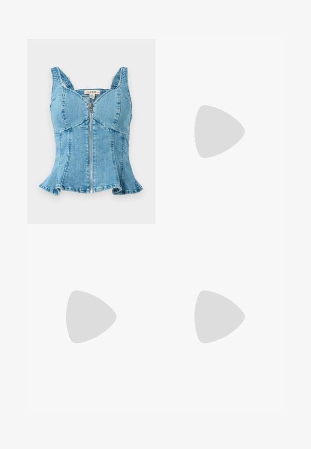 Blauwe denim top met een rits aan de voorkant, gestructureerde cups, brede schouderbanden en een uitlopende zoom. Textuurstof met gestikte details.; Denim maxi-rok met een fitted taille, uitlopende silhouet en middelblauwe kleur. Kenmerkende diagonale naaddetails en raw hem.; Bruine leren laars tot de knie met een gestructureerde afwerking, voorzien van een gespsluiting en drukknoopaccenten aan de zijkant, en een vlakke rubberen zool.; Bruine synthetische leren handtas met een gebogen vorm, ritssluiting en decoratieve zilveren studs aan één kant. Voorzien van een korte schouderband.
