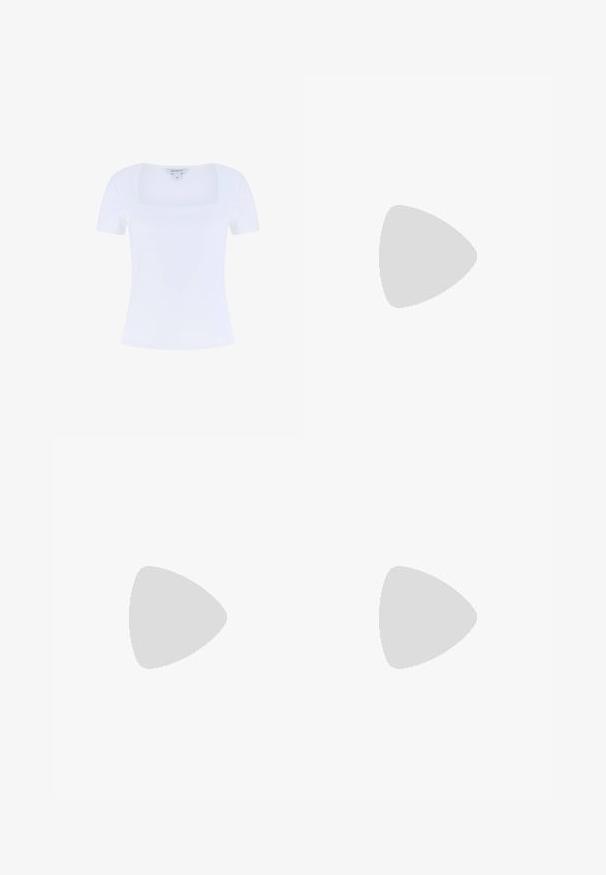 Witte getailleerde t-shirt met een vierkante hals en korte mouwen, gemaakt van een zachte katoenmix, met een gladde textuur.; Zwarte klokrok van zacht stof, met een strakke tailleband en naaddetails. Glad textuur met een eenvoudig, klassiek ontwerp.; Zilveren hoge hakken gemaakt van synthetisch materiaal met krokodillenstructuur, spitse neus en een slanke stilettobod met zwarte accenten.; Zwarte pailletten mini handtas met een geknoopte textuurriem en zilveren ketting. Rondvormig met een geplooide bovenkant en reflecterende details.