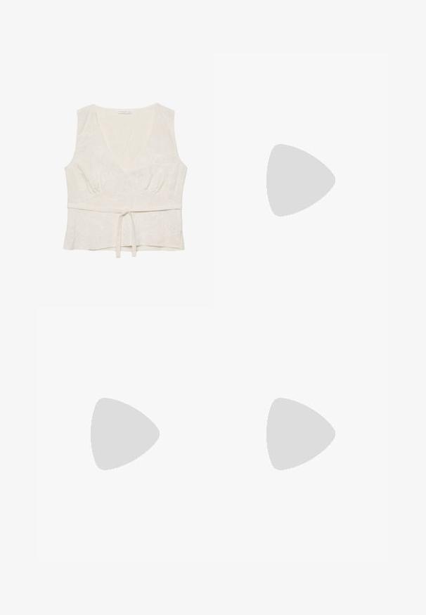 Vit linnetopp med v-ringning, något samlad midja och knytframdelen. Har lätt blommig broderi över hela plagget. Ärmlös design.; Mörkblå, höga jeans med utsvängd bendesign. Har två framfickor med guldfärgad hårdvara och kontrasterande sömmar. Slät textur.; Platta sandaler med en brun gummisula, designade med tre överlappande vita läderspännen och en liten rosett i mitten.; Brun läder tote-väska med en slät textur, öppen toppdesign och två axelremmar. Har minimal söm och ingen synlig metalldetalj.