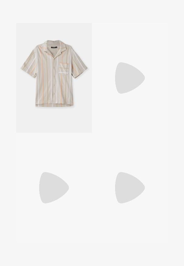 Chemise à manches courtes beige avec des rayures verticales orange, vert et blanc. Dotée d'un col et d'une poche poitrine. Tissu texturé.; Shorts en denim beige avec une coupe droite, cinq poches et une étiquette de marque à la taille. Présente une fermeture à bouton et à zip.; Baskets marron et beige avec des lacets blancs, en cuir et en daim, un accent bleu-vert au niveau du talon, et une semelle en caoutchouc crème.; Lunettes de soleil en plastique noir avec verres verts, monture carrée, accent argenté sur le sourcil et branches texturées. Marque indiquée sur l'intérieur de la branche.