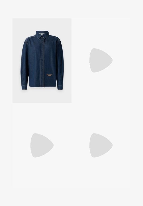Chemise en denim bleu foncé à manches longues avec boutons et col, couture visible, et petit logo "Marc O'Polo DENIM" brodé près de l'ourlet.; Jupe blanche, arrivant au genou, en coton. Présente des détails froncés à la taille, une texture lisse et une silhouette A-line simple et classique.; Escarpins slingback en cuir verni noir avec un embout pointu, un design à découpes arrondies et un talon carré. Présente un accent de boucle en ton doré.; Sac en osier de couleur beige, de forme courbe, avec des accents en cuir et une bandoulière unique. Présente un détail de logo doré à l'avant.