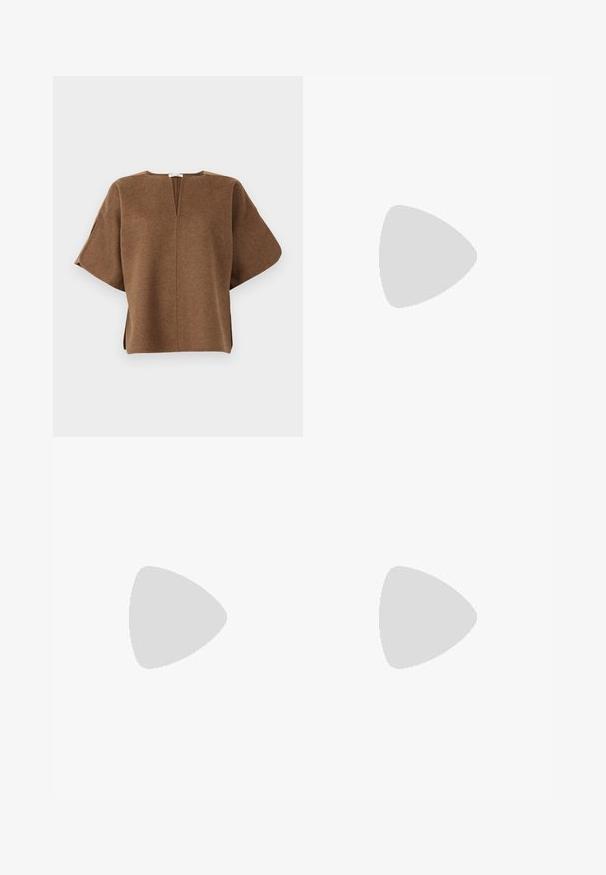 Top in misto di lana marrone con vestibilità rilassata, maniche ampie, scollatura a V e spacchi laterali per facilitare i movimenti. Tessuto morbido, design minimale.; Pantaloni cargo in un tessuto marrone chiaro, con un design a gamba dritta, due tasche laterali e due tasche cargo sulle cosce.; Stivali neri in pelle alti fino al ginocchio con punta squadrata e tacco a blocco, mostrati con un modello seduto in un cappotto verde oliva. Texture liscia, dettagli minimi.; Borsa a mano con effetto coccodrillo marrone, dotata di manico superiore e tracolla. Presenta un logo prominente sulla patta frontale. Texture morbida.