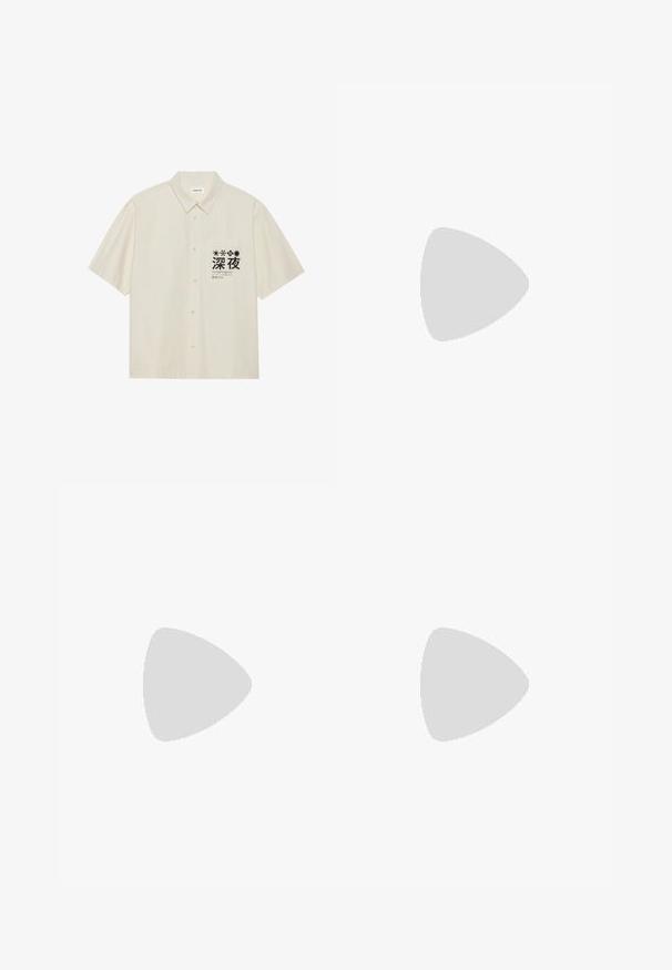 Hvit atletisk tank topp laget av pustende stoff, med mesh tekstur og subtil gradientdesign samt en liten logo på brystet.; Kortermet skjorte med knapper i lys beige bomull, med en brystlomme som har svart japansk tekst og grafiske detaljer.; Mørkeblå bomullsshorts med elastisk midje og snøring, teksturert stoff og en liten logo i lilla på venstre bein.; Svart løpesko med en blanding av mesh og syntetiske materialer, chunky såle, buet design og fremtredende merkevare på siden.