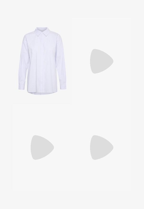 Lange mouwen, knoopsluiting shirt in lichtblauw en witte strepen. Heeft een klassieke kraag en een relaxed fit met een gebogen onderrand.; Lichtblauwe denim shorts met een hoge taille, voorzien van een rafelrand, twee voorzakken en een klassiek vijf-zakken ontwerp.; Duidelijke kunststof instapschoen met een rasterpatroon, ronde neus en een kleine zilveren accent op de band. Flexibele zool in een doorzichtige kleur.; Zwarte rechthoekige zonnebril met een dikke rand, donker getinte lenzen en een gestroomlijnd ontwerp. De armen hebben een gladde afwerking.