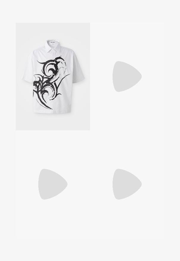 Chemise à manches courtes boutonnée blanche avec des rayures verticales et un grand motif abstrait noir sur le devant. Tissu en coton, coupe décontractée.; Shorts en coton noirs avec une coupe décontractée, des jambes droites et une impression graphique blanche unique sur un côté. Deux passants de ceinture au niveau de la taille.; Baskets de sport noires avec une semelle épaisse, des panneaux en mesh et des accents en caoutchouc. Elles disposent d'une sangle de traction à l'arrière et de motifs texturés.; Lunettes de soleil noires avec des verres ronds, finition mate et une forme distinctive en œil de chat. Monture fine avec un logo discret sur la branche gauche.