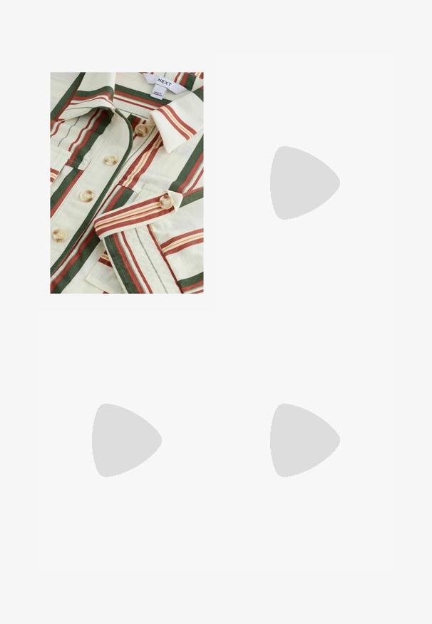 Gestreepte shirt in crèmekleur met groene, rode en oranje verticale strepen, met een kraag, knoopsluitingen en een patchzak.; Lichte katoenen shorts met verticale blauwe en witte strepen. Voorzien van een elastische tailleband met trekkoord en zijzakken. Afgewerkte boorden.; Beige klompen met een brede band en gouden gesp, gemaakt van zacht materiaal, met een kurken middenzool en een gestructureerde zwarte rubberen zool.; Bruine leren schoudertas met een ritssluiting aan de bovenkant, een voorvak, verguld beslag en een verstelbare schouderband; beschikt over gestikte accenten en klinknagels.