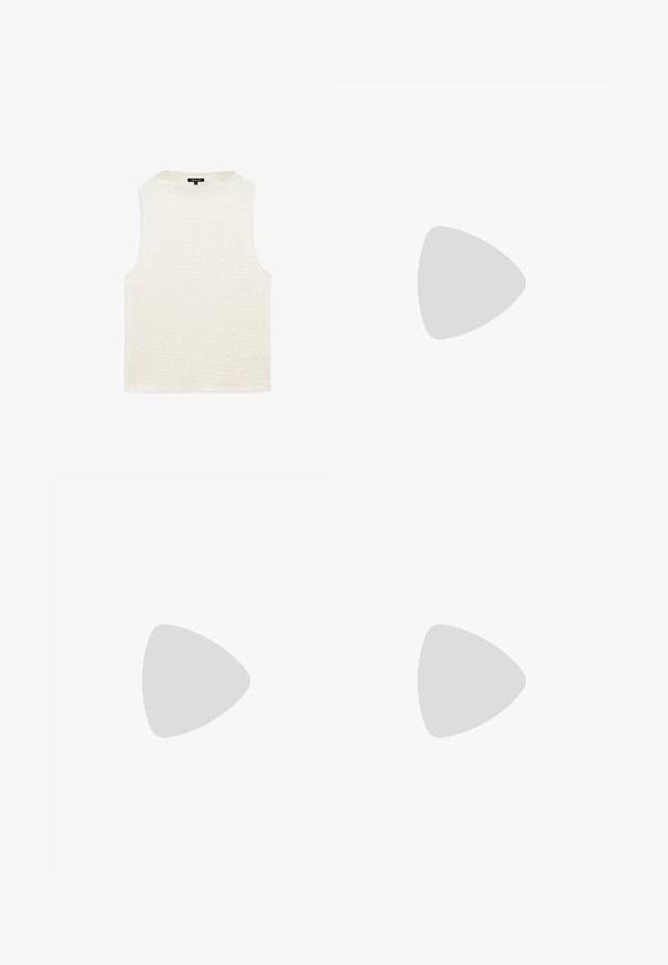 Bílý bezrukávový top s texturovaným vlnitým vzorem. Kolo výstřih, volný střih a žádné viditelné kování nebo akcenty. Měkká tkanina.; Černé denimové šortky s rovný střih, pěti kapsami a kovovými detaily, vyrobené z texturované látky a se standardním pasem.; Hnědé kožené sandály se širokým páskem a kroužkem na prsty. Plná podrážka s jemnou strukturou a hladkým povrchem, zdobená minimalistickými designovými akcenty.; Želvovinové sluneční brýle s oválnými čočkami, hnědým tónem a tenkými vzorovanými stranami. Lehký plastový materiál s jemnými zlatými akcenty.