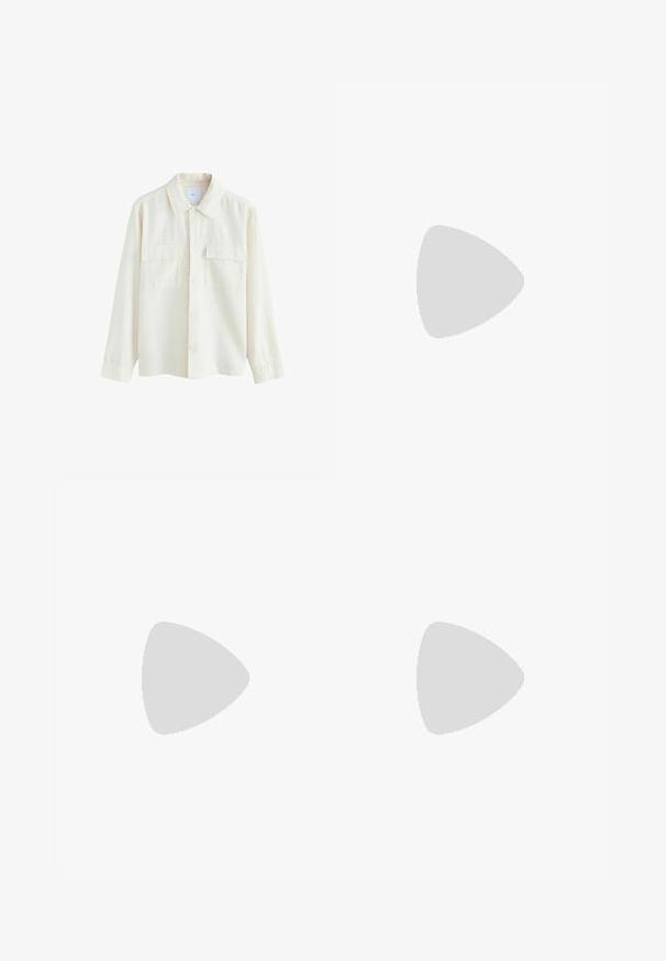 Kremo spalvos marškiniai su ilgomis rankovėmis, pagaminti iš tekstūruotos medžiagos, su apykakle, dviem krūtinės kišenėmis ir mygtukų užsegimais ant rankovių.; Du du baltos medvilninės marškinėliai su apvaliu kaklu, trumpomis rankovėmis ir minkšta tekstūra. Abu marškiniai turi vientisą spalvą ir nėra matomų raštų ar detalių.; Šviesiai smėlio spalvos juostuoti šortai su elastinga juosmens juosta ir raišteliu. Audinys atrodo minkštas, o tekstūra turi subtilų vertikalų raštą.; Juodos odinės loafer tipo bateliai su lygiu paviršiumi, turintys siuvinėtą dizainą ir dekoratyvų metalo grandinėlės akcentą ant batų viršaus. Plokščias kulnas.