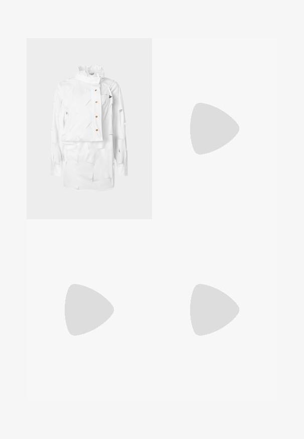 Weißes Hemd mit strukturiertem Kragen, asymmetrischem Design, Knopfverschluss und strukturiertem Stoff mit geschichteten Ausschnitten und kleinem Logodetail.; Schwarzer plissierter Rock mit metallischen Hardware-Akzenten an den Seiten, aus einem strukturierten Stoff mit glatter Textur und klarem Design.; Schwarze Leder-High-Heels mit offener Zehenpartie, spitzem Design, glatter Textur und schmalem Stiletto-Absatz.; Schwarze Lackleder-Handtasche mit rechteckiger Form, Kettenriemen und einem markanten Hardware-Akzent in der Mitte. Glatte Textur.