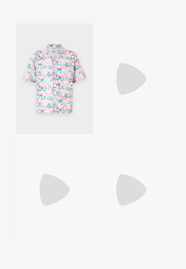 Korte mouwen shirt van lichte stof met een roze en turquoise abstract patroon met overlappende tekst. Klassieke kraag en knopen aan de voorkant.; Beige wijdvallende shorts van katoen, met een knoopsluiting aan de voorkant, twee zakken en gestikte details langs de naden.; Witte sneaker met suède accenten, ronde neus, platte veters en een crème rubberen zool. Bevat groene branding op de hiel.; Vivienne Westwood CITY BUMBAG UNISEX - Heuptas - black