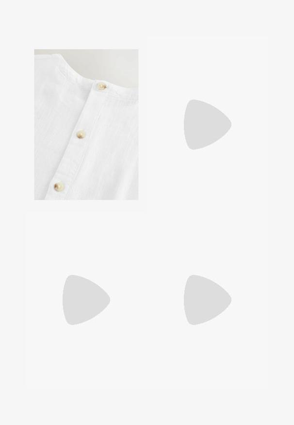 Camicia bianca in lino con scollatura tonda e patta dei bottoni con bottoni beige. Il tessuto ha una superficie morbida e testurizzata.; Jeans azzurri a gamba dritta con cinque tasche, chiusura con bottone e passanti per cintura, realizzati in denim con una texture morbida e leggera scoloritura.; Sandalo in pelle marrone con due cinturini larghi, caratterizzato da cuciture decorative e un'accoppiatura con fibbia in tono oro. Design con suola piatta.; Borsa a tracolla in paglia intrecciata con strisce multicolori in marrone, verde, arancione e blu. Presenta una forma piatta e due aperture per le mani. Design leggero.