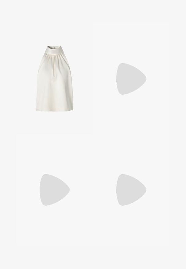 Débardeur dos nu sans manches en tissu crème lisse, avec des plis sur le devant, un col montant et un ourlet droit.; Pantalon noir au design droit, fabriqué en tissu lisse, avec une taille plate, des passants de ceinture, et sans motifs ni accents visibles.; Des sandales noires à talons hauts avec des fines lanières au design noué, un bout carré lisse et un talon aiguille élégant.; Sac à main en métal gris clair avec une bandoulière en chaîne, orné de petits clous métalliques ronds et d'un logo de marque triangulaire.