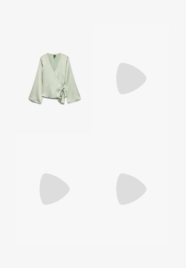 Lys grøn indpakningsbluse med lange ærmer; har en knude lukning i siden og blondetrim langs halsudskæringen. Glat, blød stoftekstur.; Sorte denimbukser med lige ben. Har høj talje, rå kant og en diskret falmet struktur. Foran er der lommer.; Mango Pumps - white; Sorte rektangulære solbriller med mørke linser, prydet med et gyldent geometrisk design på siderne. Glatte plaststel og glansfuld finish.
