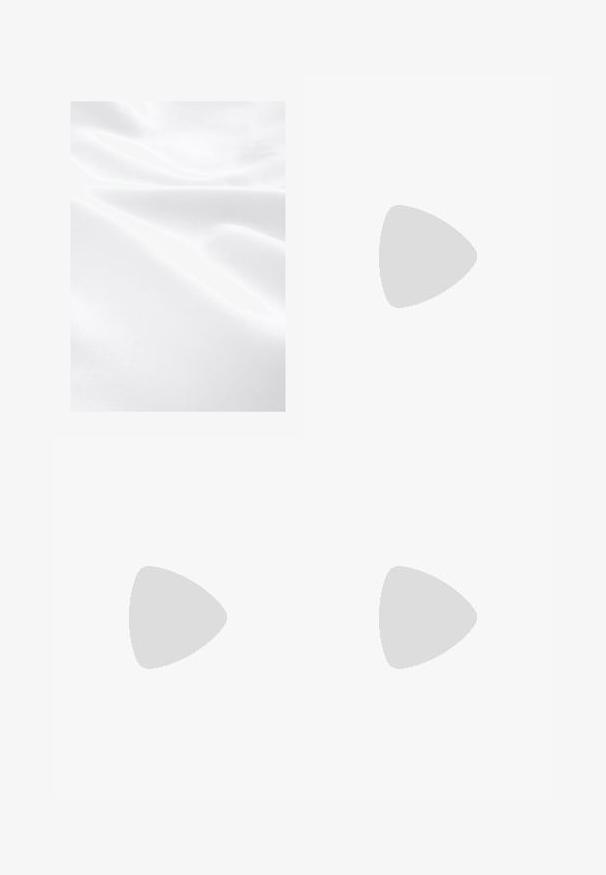 Weißer Stoff mit glatter Textur, der Falten und einen subtilen Glanz zeigt, was auf ein leichtes und weiches Material hinweist.; Gestreifte Badeshorts in Hellgrün und Weiß. Verfügt über einen elastischen Bund, eine Kordelzugschließe und seitliche Taschen. Hergestellt aus leichtem Stoff.; Sandfarbene Wildleder-Leder-Loafer mit runder Zehenpartie, flacher Gummisohle und dekorativer Naht im oberen Bereich. Sie verfügen über ein slipp-on Design ohne Schnürsenkel.; Schwarze rechteckige Sonnenbrille mit mattem Finish, dunklen Gläsern und silbernen Akzenten an den Bügeln. Merkmale eines dicken Rahmen Designs und einer glatten Oberfläche.