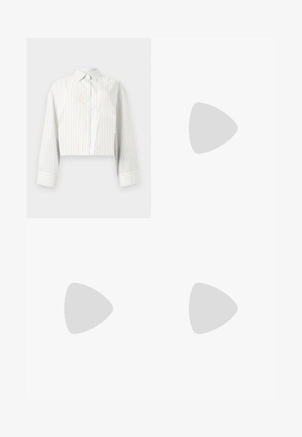 Camisa cropped de botões em azul claro com riscas verticais em laranja e branco. Apresenta um colarinho clássico, mangas longas e um bolso no peito.; Jeans de ganga de perna larga em azul claro, com bolsos frontais, passadores de cinto e fecho com botão e zipper.; Sapatilha de couro preta com acabamento liso, sola de borracha branca, biqueira arredondada e design de atacadores. Apresenta uma aba de arrasto no calcanhar.; Bolsa tote preta em couro com textura lisa, forma retangular e duas alças longas. Sem hardware ou enfeites visíveis.
