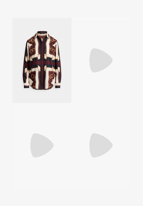 Seidenhemd mit einem Muster aus Reitzubehör in Kastanienbraun, Creme und Marineblau. Knopfverschluss, mit Kragen und langen Ärmeln.; Polo Ralph Lauren YARD LINEN FULL FLAT FRONT - Stoffhose - sand dune; Schwarze Leder-high-heeled Sandale mit Knöchelriemen. Verfügt über eine glatte Textur, offene Zehen und einen dünnen Absatz. Goldfarbener Schnallenakzent.; Schwarze Lederhandtasche mit doppelten Griffen, goldfarbener Verschluss- und Kettendetails sowie einem schwarz-weißen Quastenaccessoire vor weißem Hintergrund.