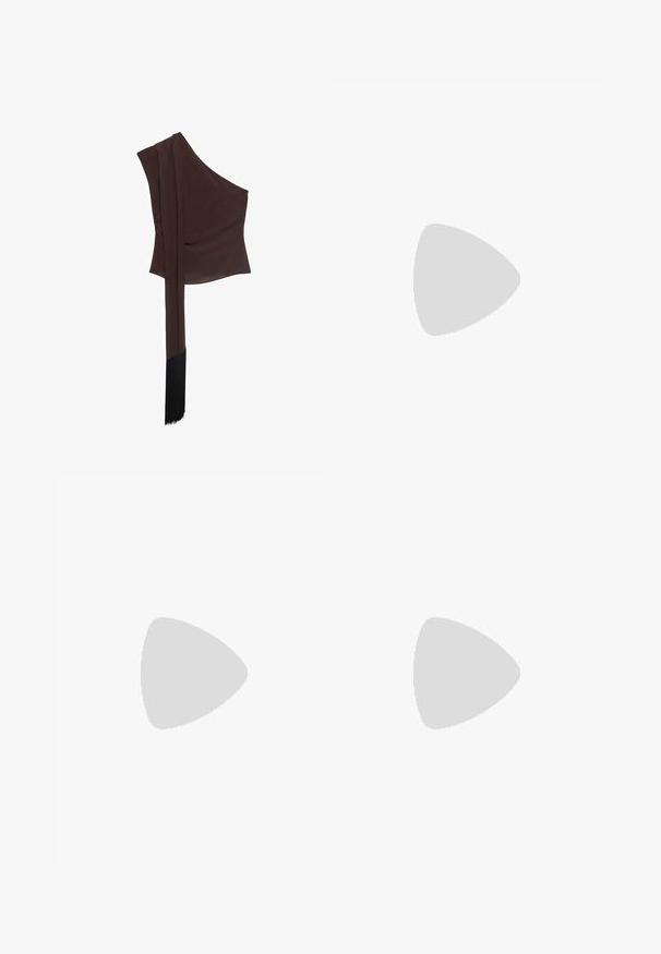 Ruskea epäsymmetrinen toppi sileästä kankaasta, yhdessä olkaimessa, roikkuva pitkä hiha ja fringed-häntäyksityiskohta.; Vaaleansiniset farkkushortsit suoralla leikkauksella, joissa on niittikoristeet sivusaumojen varrella ja hapsutettu helma. Kaksi etutaskua näkyvissä.; Ruskeat litteät sandaletit, joissa on kaksi leveää hihnaa ja metalliset soljet; korkkipohja; teksturoitu pohja; yhdistetty vaaleansävyisiin kukkakuosisiiin housuihin.; Mustat muoviset aurinkolasit, joissa on vihreät linssit, neliönmuotoiset kehykset, hopeinen yksityiskohta kulmakarvojen kohdalla sekä tekstuuriset temppeleiden varret. Brändi ilmoitettu sisävarsissa.