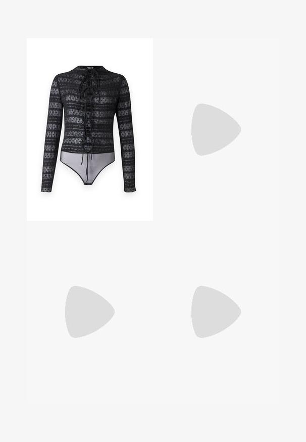 Hofmann Copenhagen EXCLUSIVE MIRELLA - Bluza - black; Modri jeansi z visokim pasom in širokimi nogavicami, s svetlim posipanim vzorcem, sprednjim gumbom in zadrgo ter zankami za pas.; Bele superge z metalnimi srebrnimi detajli, gladke teksture, okrogel nos, raven podplat in tradicionalna vezalna zasnova.; Črna torba iz umetnega usnja z teksturirano površino, ki ima bisernat srebrni okras vzdolž zgornjega ročaja in verižni pas.