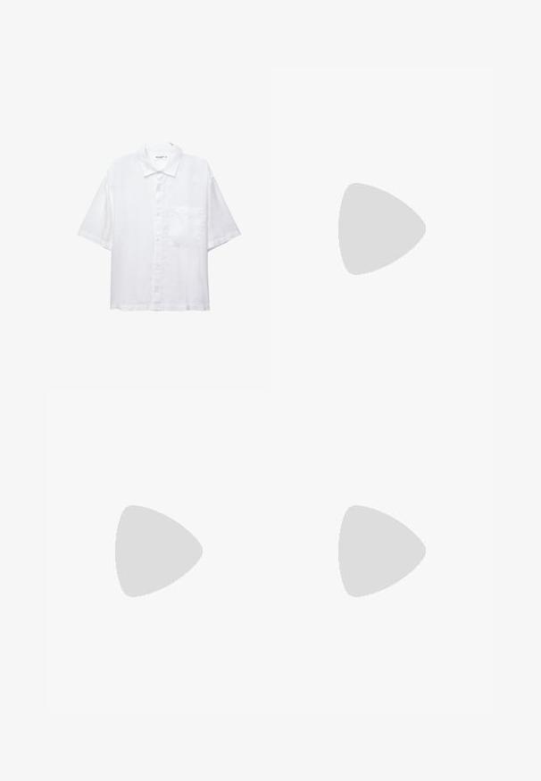 Weißes Kurzarmhemd mit Knopfleiste, Kragen und einer Brusttasche. Aus leichtem Stoff mit glatter Textur gefertigt.; Helle blaue weit geschnittene Jeans aus Denim, mit hoher Taille, Fronttaschen und einem ausgewaschenen Look mit subtilen Abzeichen an den Oberschenkeln.; Beige Lederloafers mit gewebtem Detail an der Zehe und einer flachen braunen Sohle. Mit einem dekorativen Riemen an der Vorderseite.; Schwarze rechteckige Sonnenbrille mit dunklen Gläsern, die eine markante Form und eine Markierung am Bügel aufweist. Getragen von einer Person in einem grünen Hemd.