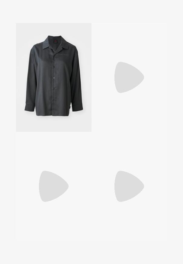 Cămașă neagră cu mâneci lungi, material neted, deschidere cu nasturi în față, guler ascuțit, broderie subtilă "AIR JORDAN" pe piept, croială lejeră.; Top scurt ribbed de culoare crem, cu bretele late și o textură moale și netedă. Prezintă o cusătură conturată la bust și o margine dreaptă.; Pantaloni ușori, cu picioare largi, dintr-un material alb cu modele abstracte albastre. Prezintă o talie elastică pentru confort și ușurința în purtare.; Cergi cu imprimeu de zebra alb-negru, cu un exterior sintetic, curea reglabilă cu cataramă și talpă din cauciuc cu cusături galbene.
