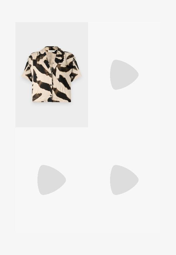 Luotelepaidassa on lyhyet hihat ja kerma-valkoinen eläinkuosissa. Siinä on kaulus, etupainikkeet ja rintatasku. Valmistettu kevyestä kankaasta.; Beige shorts dengan cetakan haiwan abstrak coklat dan hitam, dilengkapi dengan penutupan butang, gelung tali pinggang, dan kain bertekstur.; Valkoinen tennari, joka on valmistettu sileästä synteettisestä materiaalista, pyöreällä kärjellä, nauhakiinnityksellä, tasaisella pohjalla ja hienovaraisella rei'ityksellä.; Musta käsilaukku, jossa on rakenteellinen muoto, sileä pinta ja metallinen solki. Yhdistetty leveisiin mustiin housuihin ja avonaiheisiin sandaaleihin puulattialla.