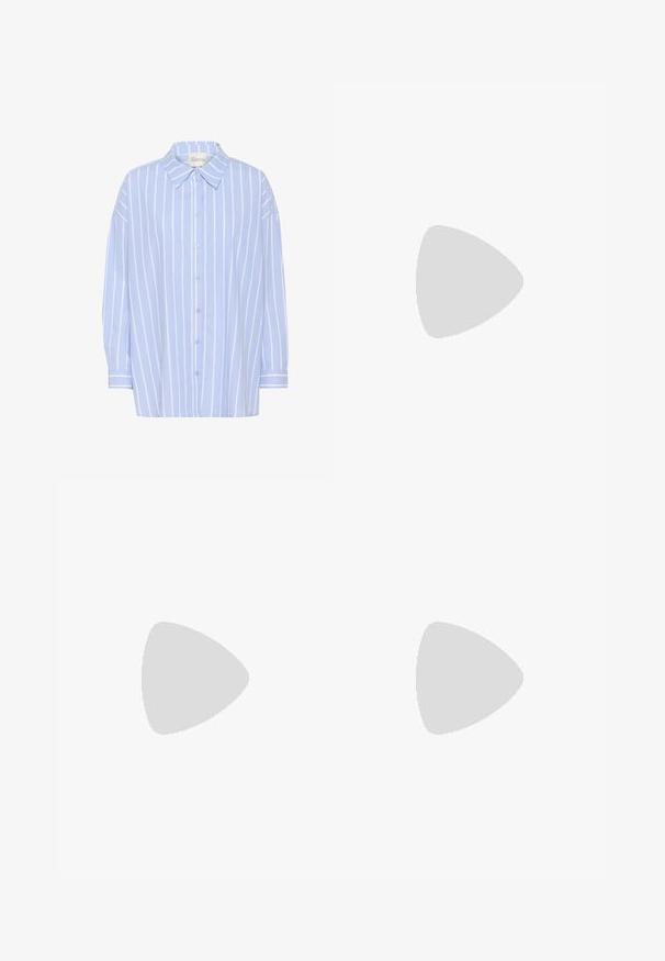 Světle modrá košile na knoflíky s bílými vertikálními pruhy, má špičatý límec, dlouhé rukávy a volný střih. Měkký bavlněný materiál.; Široké černé kalhoty vyrobené z hladké látky. Obsahují přední sklady, pas s poutky na opasek a upravený siluetu.; Černý kožený trenčkota s knoflíky a detailem pásku, kombinovaný s světle hnědými úzkými kalhotami a černými mokasínami, sedící na dřevěném stoličce.; Černá kožená kabelka s texturovaným povrchem, strukturovaným tvarem, dvojitými uchy a odnímatelným ramenním popruhem. Akcenty zlatě tónované kovové detaily.