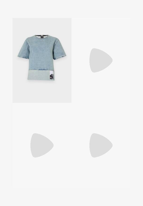 Svijetloplava traper majica s kratkim rukavima, okruglim izrezom, kontrastnom donjom trakom i oznakom s grafikom planine na lijevoj strani.; Bele široke hlače iz bombaža z gladko teksturo. Imajo gumb spredaj, zadrgo in zasnovo z štirimi žepi.; Črne usnjene gležnjarje s koničastim nosom, zoženo peto in detajlom s sponko na manšeti. Gladka tekstura in eleganten dizajn.; Rjava teksturirana usnjena torba čez ramo z zlatim verižnim trakom in zapiranjem na pokrov. Spredaj je vidna podrobnost logotipa in žep pod pokrovom.