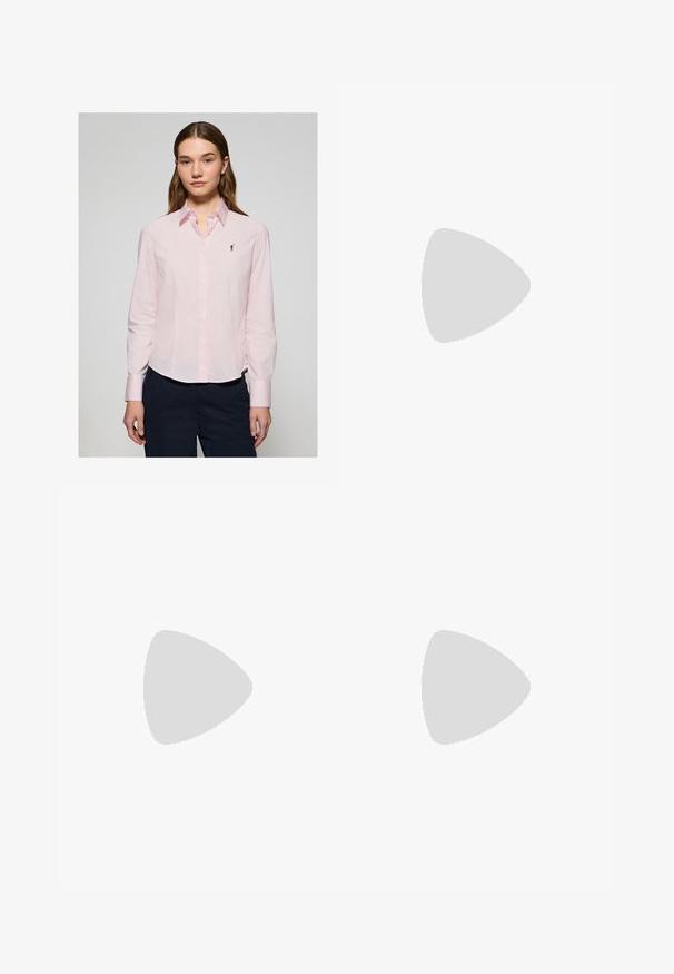 Camisa de botones rosa claro de manga larga, con cuello puntiagudo y un pequeño logo azul marino en el pecho. Hecha de algodón con una textura suave.; Jeans de mezclilla de pernera ancha en azul claro. Presenta una cinturilla trenzada, dos bolsillos frontales y costura en el dobladillo para un detalle adicional.; Zapatillas de cuero blanco con suela gruesa, que presentan una textura suave, un diseño minimalista, rayas laterales y un pequeño detalle del logo.; Bolso de mano de cuero trenzado marrón con forma trapezoidal y una pequeña placa de marca en el centro frontal.