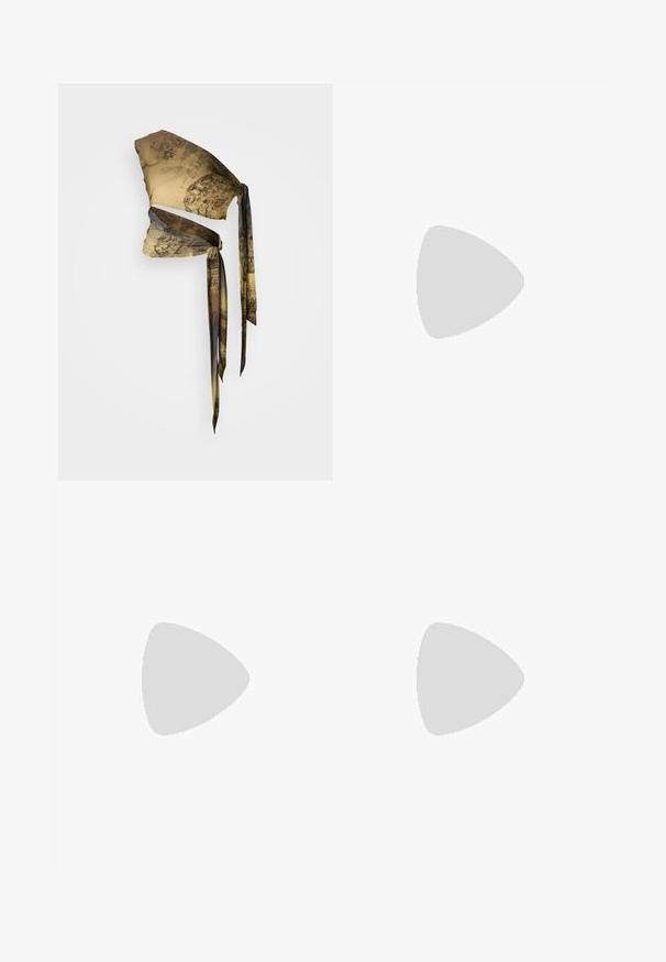 Silikon hovedbeklædning i beige og brun med vintage mønstre. Har lange, flydende bånd og en tekstureret overflade. Stilfuldt og alsidigt design.; Jaded London STRAP UP STONEWASH - Jeans Bootcut - hellblau; Hvide og lilla sportsko med en mesh-overdel, et karakteristisk bølgemønster og store, afrundede stødabsorberende puder i sålen.; To par rektangulære solbriller: den ene i gennemsigtigt grå med mørke linser, den anden i cremet beige med brune linser.