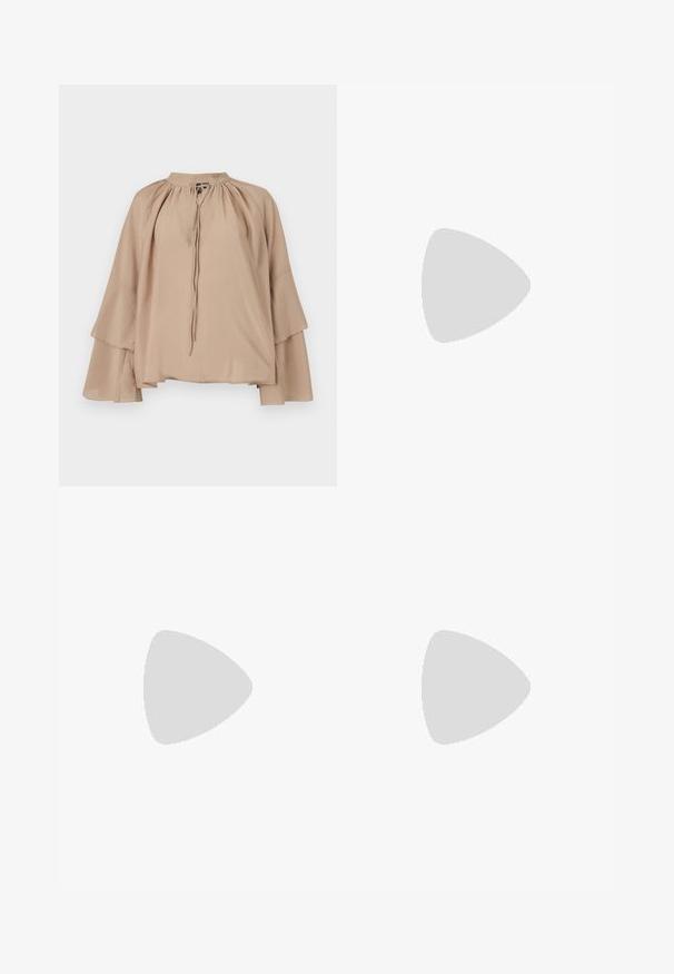 Beige blúz könnyű anyagból, hosszú harangujjakkal, megkötős, ráncolt nyakkal és laza, komfortos szabással.; Fekete, magas derekú, bő szárú nadrág, elülső pliszékkel és oldalsó zsebekkel, formális vagy üzleti öltözködéshez tervezve.; Barna suede bokacsizma platform talppal, lekerekített orral és varrás részletekkel; a hátsó részen húzófül található a könnyű felhúzás érdekében.; Barna műbőr válltáska ívelt formával, minimális varrással és arany színű kiegészítőkkel. Jellemzője a felső cipzáras záródás és állítható pánt.