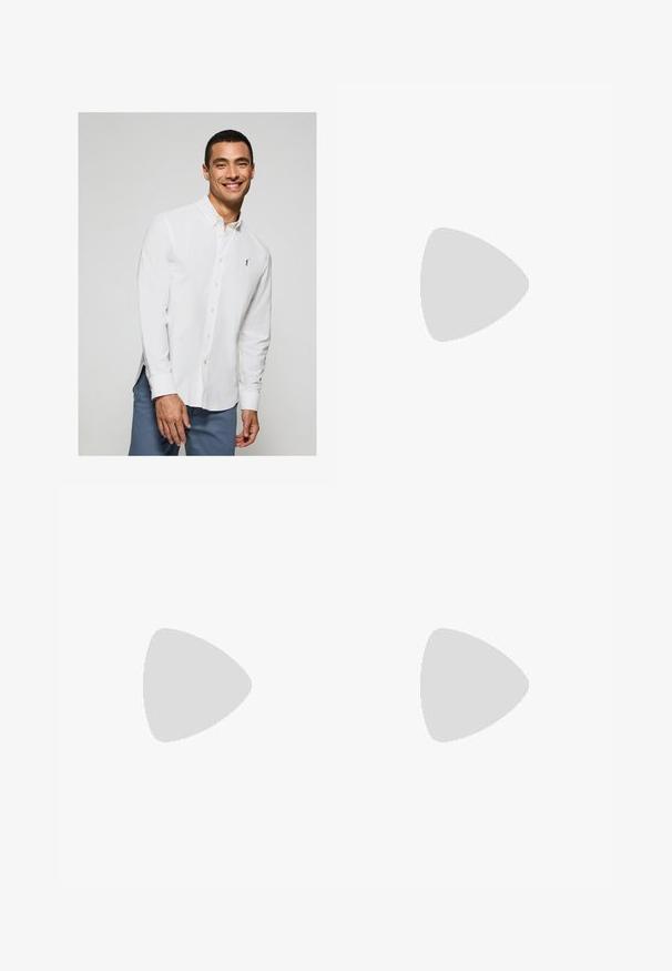 Marinblå kortärmad pikétröja i bomull, med randig krage och V-ringning, samt en liten logotyp på bröstet.; Vit långärmad skjorta med knappar och en liten logotyp på bröstet, tillsammans med ljusblå byxor. Slät väv med klassisk krage.; Grå corduroy-byxor med rak benmodell, med hög midja, framficka och diskret vertikal ribbad textur.; Sportskor med överdel i vit läder, grå mocka på tårna och tre svarta ränder. Har en blå logotyp på tungan och en texturerad gummisula.