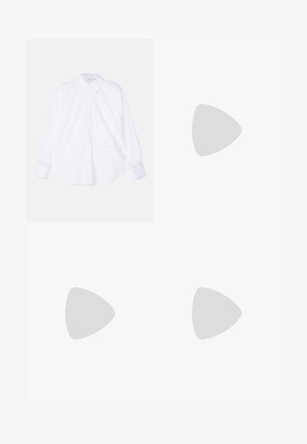 Weißes Langarmhemd aus glattem Stoff, mit durchgehender Knopfleiste, großem Kragen, gerundetem Saum und einer einzelnen linken Brusttasche mit Nähdetails.; Schwarze, taillierte gerade Hosen mit hoher Taille und Bügelfalten, vor einem schlichten hellen Hintergrund präsentiert.; Schwarze Ledersandale mit quadratischer Zehenpartie, dünnen Riemen, verstellbarem Knöchelriemen und einem niedrigen Absatz. Mit einem kleinen goldenen Akzent am Riemen.; Goldfarbener Brosche mit einem geknoteten Design, sanften, geschwungenen Linien und einer filigranen Form, die eine polierte Oberfläche widerspiegelt.