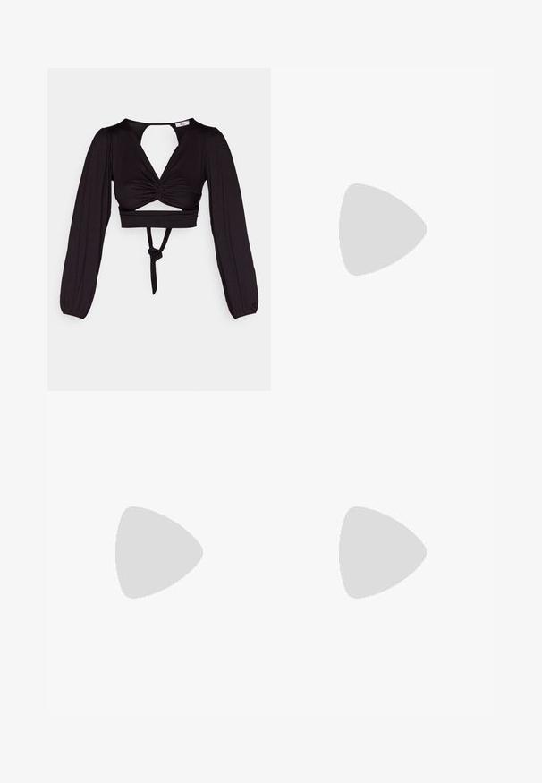 GAP - Top; Czarny krótki top z długimi bufiastymi rękawami, skręconym przodem i otwartym plecami. Posiada wiązanie w talii oraz gładki, elastyczny materiał.; Szerokie czarne spodnie wykonane z miękkiego materiału, z przednimi zakładkami i wysokim stanem, zapewniające swobodną sylwetkę.; Czarny wysokopodbiciowy sneaker z płótna, z białymi oczkami, sznurówkami i gumową podeszwą. Posiada teksturowany czubek oraz czarno-białe paski.; Czarna syntetyczna torba na ramię o zaokrąglonym kształcie, z teksturowanym wykończeniem, złotym logo w kształcie trójkąta i odczepianymi akcentami ze sprzętu.