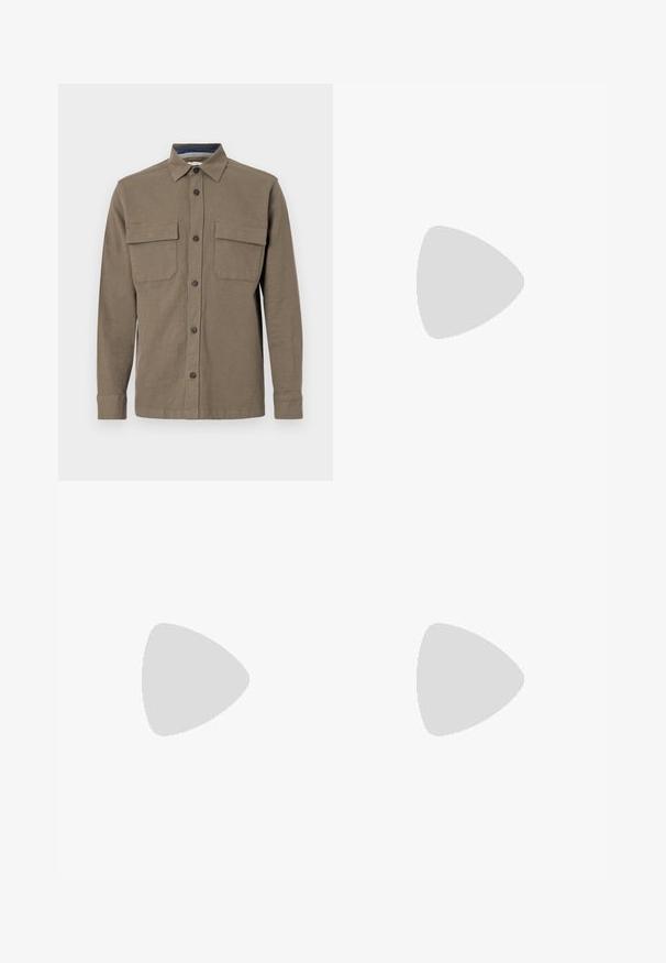 Cămașă cu mâneci lungi, de culoare verde măslin, închise cu nasturi, cu două buzunare pe piept și guler drept. Confecționată dintr-un material texturat, cu cusături vizibile.; Tricou alb din bumbac cu text auriu care spune "Palm Spring" și "California Love Eighty Five" dedesubt, design cu croială lejeră și guler rotund.; Jeans negri din denim cu un croi drept, design cu cinci buzunare și închidere cu buton metalic. Textură netedă cu o decolorare minimă.; Sneakers albe cu textură netedă, având accente din piele maro și detalii negre, asociate cu pantaloni negri pe măsură. Fundal din podea din lemn.