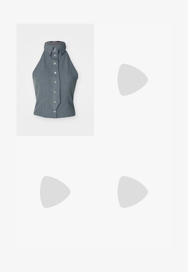 Top gri fără mâneci, cu guler înalt și nasturi pe față, având un design structurat și o textură a materialului netedă.; Blugi negri cu talie înaltă, din denim, cu un design drept, buzunare frontale, fermoar și închidere cu nasture metalic.; Pantofii cu toc platformă din piele patent neagră, cu o talpă groasă, prezentând un accent cu cataramă și un design elegant. Tălpile texturate oferă aderență.; Ochelari de soare cu ramă din metal auriu și lentile de culoare verde închis, stil aviator, cu brațe subțiri și accente din fâscă pe vârfuri.