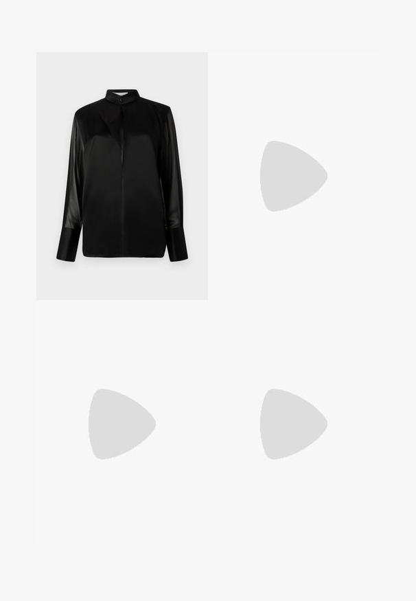 Blusa nera con colletto alto, maniche lunghe in tessuto trasparente, dettaglio fiocco al collo, realizzata in morbido satin, chiusura frontale con bottoni.; Pantaloni a gamba larga di un grigio scuro, con una texture liscia, pince e una cintura con una fibbia argentata in vita alta.; Mule in pelle patinata nera con tacco alto, punta affilata e silhouette elegante, dotato di apertura sul dietro e tacco a stiletto sottile.; Clutch in pelle blu navy con texture a coccodrillo, tracolla in catena argentata e chiusura metallica. Forma rettangolare con design pieghevole.